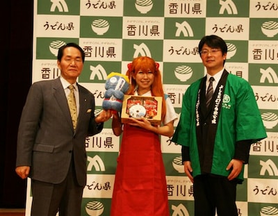 「よしもと×うどん県」ユニークコラボレーション「うどん県。それだけじゃない香川県」プロジェクト記者発表会に出席した桜 稲垣早希、浜田恵造香川県知事（左）、泉正隆よしもとクリエイティブ・エージェンシー常務取締役。(c)吉本興業