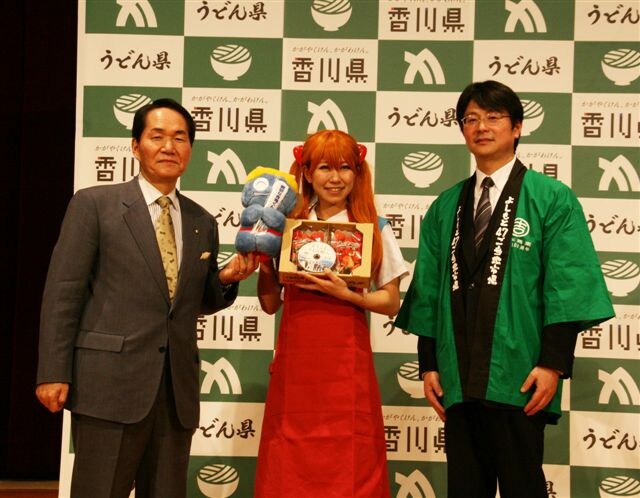 「よしもと×うどん県」ユニークコラボレーション「うどん県。それだけじゃない香川県」プロジェクト記者発表会に出席した桜 稲垣早希、浜田恵造香川県知事（左）、泉正隆よしもとクリエイティブ・エージェンシー常務取締役。(c)吉本興業