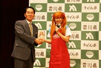 稲垣は浜田知事にDVD「ロケみつ」をプレゼント。知事からは香川県の観光マスコット青鬼くんとさぬきひめが贈られた。(c)吉本興業