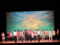 東京・よみうりホールにて行われた「祭だ！人力舎2012」のエンディング。