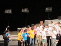 にらみ合いが続くレギュラー陣と挑戦者の5組。