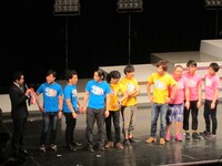 新しい色のTシャツを見せられて動揺するレギュラー陣。