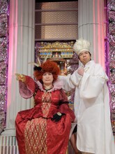 コロシアムの女王“アキタケ女王”のあき竹城と、司会の今田耕司。