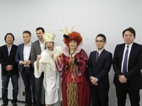 囲み会見の様子。