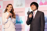 南海キャンディーズ山里（右）は、CMにいくつかパターンがある中で「『主婦バージョン』の奥様感がいい。あんな奥さんがいるといいな」と道端アンジェリカ（左）にゾッコンの様子だった。