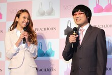 南海キャンディーズ山里（右）は、CMにいくつかパターンがある中で「『主婦バージョン』の奥様感がいい。あんな奥さんがいるといいな」と道端アンジェリカ（左）にゾッコンの様子だった。