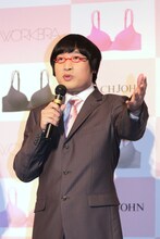 南海キャンディーズ山里。「いつもスーツのときはスカーフを巻くけど今日はネクタイ」と自らの身なりを解説し「アンジェリカさんのマネージャーではない」と説明して記者の笑いを誘った。