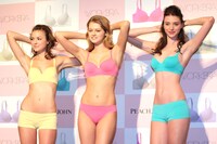 セクシーポーズを取るモデルたち。