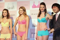 山里（右端）が「ワークブラ」の中でお気に入りのカラーは、ピンク（左から2人目）とのこと。