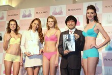 「ワークブラ」発売記念イベントでモデルの下着美女たちと共演した南海キャンディーズ山里（右から2人目）と道端アンジェリカ（左から2人目）。