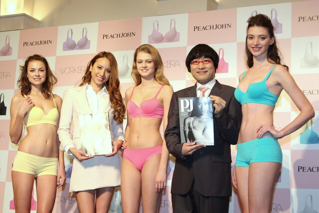 「ワークブラ」発売記念イベントでモデルの下着美女たちと共演した南海キャンディーズ山里（右から2人目）と道端アンジェリカ（左から2人目）。