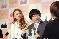 イベント後に行われた囲み取材の様子。ロンドン五輪出場を目指す相方・しずちゃんについて「頑張っている。これからも便乗……じゃなくて応援したい」と激励していた。