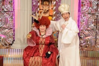 コロシアムの女王“アキタケ女王”のあき竹城と、司会の今田耕司。(c)ABC