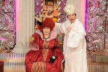 コロシアムの女王“アキタケ女王”のあき竹城と、司会の今田耕司。(c)ABC