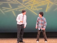 コントを披露したピテカントロプス。コンビ名の由来を聞かれたことから鬼ヶ島・野田のボケのくだりが発生。