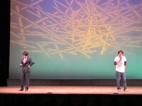 コントを披露したニッケルバック。この次の舞台が最後ということで「セミファイナルだね」と柴田がコメント。