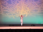 漫談を披露したゆってぃ。舞台を広く使うため後ろの暗がりへ。