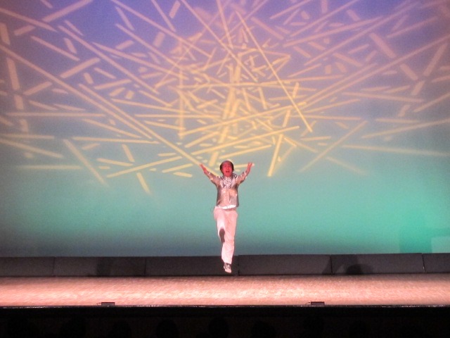 漫談を披露したゆってぃ。舞台を広く使うため後ろの暗がりへ。