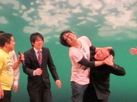 髪の毛をつかみ合う早出と野田。