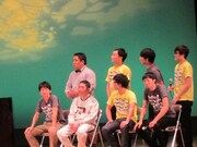 「飲みに連れて行ってほしい」とアピールする後輩チーム。