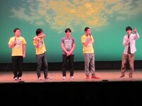 オープニングMCのキングオブコメディと鬼ヶ島。高橋はお笑いへの熱い気持ちを言ったあと決めポーズ。