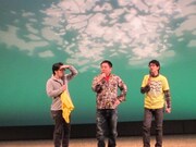 グッズのTシャツを手に持って登場した鈴木。さらに本番直前まで舞台に来なかったことを責められた。