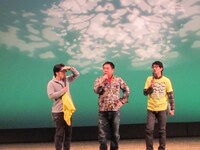 グッズのTシャツを手に持って登場した鈴木。さらに本番直前まで舞台に来なかったことを責められた。