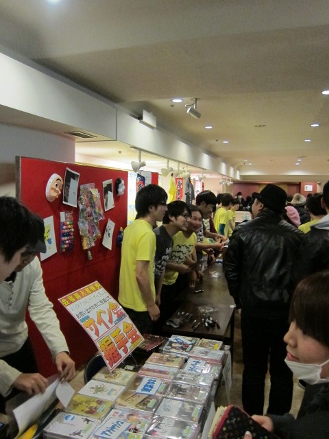 会場で行われたグッズ販売とDVD即売の様子。