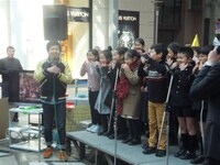 「住みます芸人・梶剛×附属高松小学校3年緑組×丸亀町商店街『笑いで発信！高松の魅力』」プロジェクト。(c)吉本興業