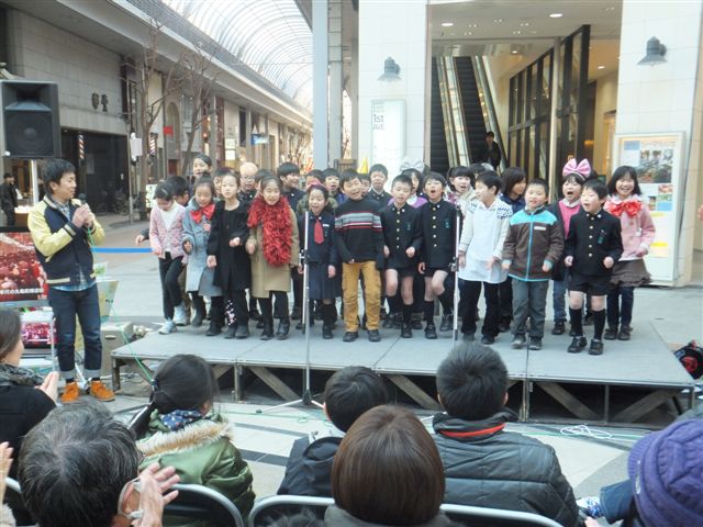「住みます芸人・梶剛×附属高松小学校3年緑組×丸亀町商店街『笑いで発信！高松の魅力』」プロジェクト。(c)吉本興業