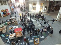 「住みます芸人・梶剛×附属高松小学校3年緑組×丸亀町商店街『笑いで発信！高松の魅力』」プロジェクト。(c)吉本興業