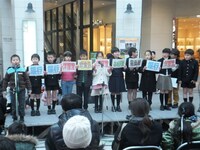 「住みます芸人・梶剛×附属高松小学校3年緑組×丸亀町商店街『笑いで発信！高松の魅力』」プロジェクト。(c)吉本興業