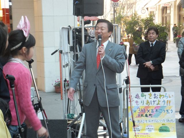「住みます芸人・梶剛×附属高松小学校3年緑組×丸亀町商店街『笑いで発信！高松の魅力』」プロジェクト。(c)吉本興業