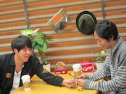 田中のストラップにツッコむコカド。田中が「むらすずめに似てる」というが、むらすずめが何かわからないコカド。