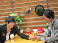 田中のストラップにツッコむコカド。田中が「むらすずめに似てる」というが、むらすずめが何かわからないコカド。