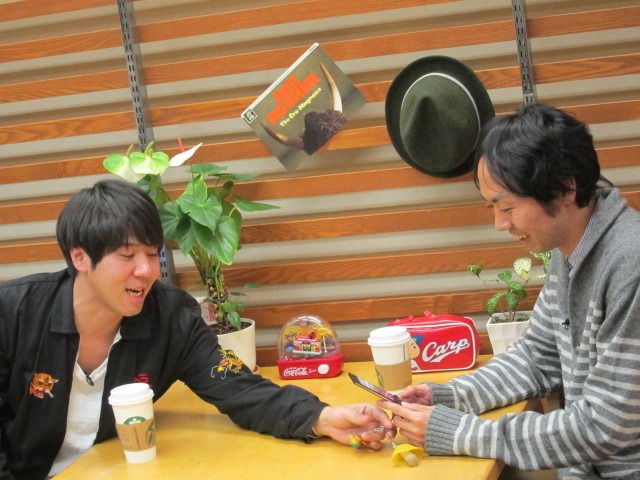 田中のストラップにツッコむコカド。田中が「むらすずめに似てる」というが、むらすずめが何かわからないコカド。