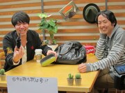 田中の“変なところで折れるメガネ”をいじるコカド。