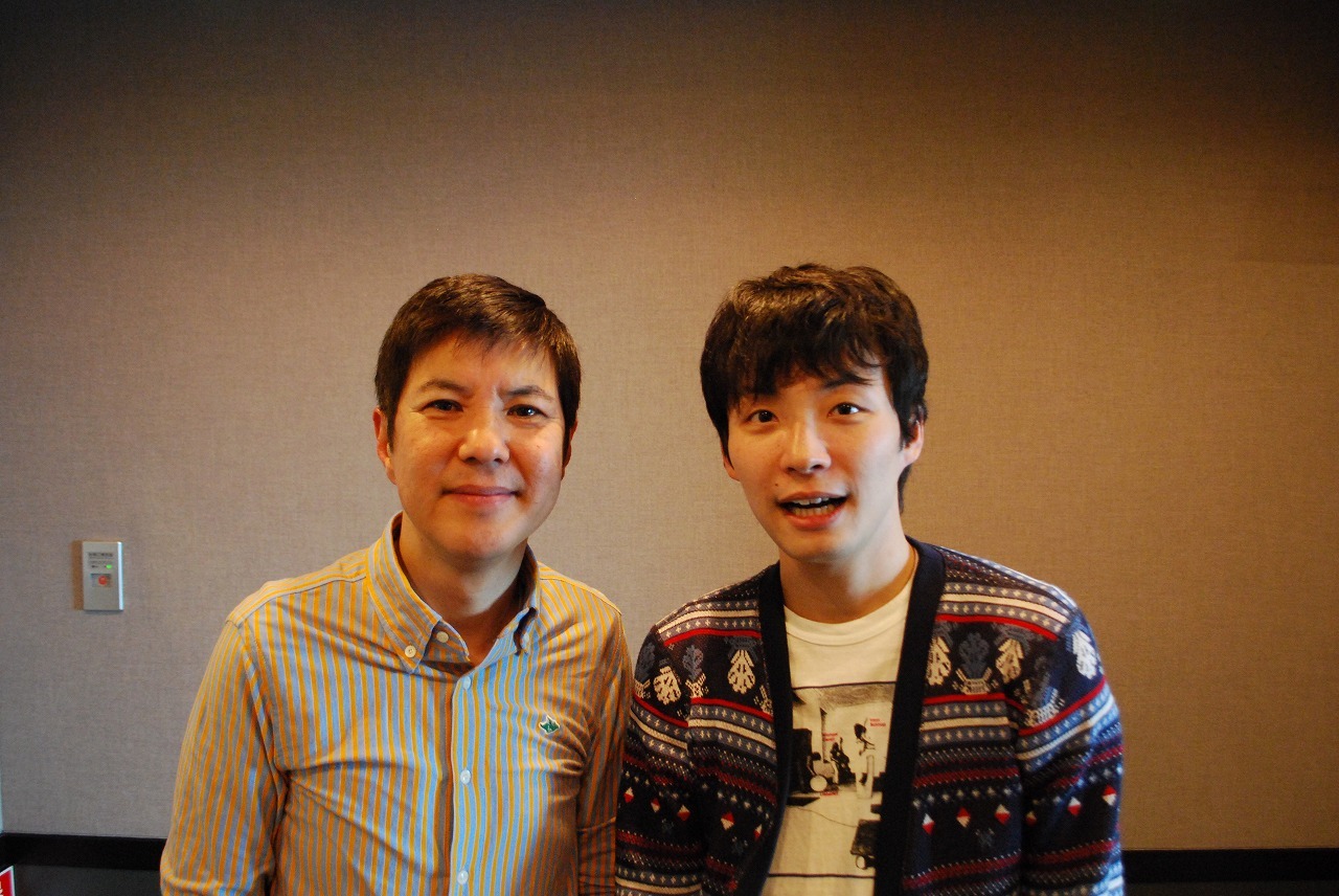 「RADIPEDIA」にゲスト出演する関根勤とパーソナリティの星野源。