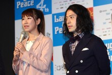 桜 稲垣早希とピース又吉（左から）。