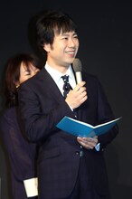 会見でMCを務めた藤井隆。