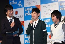 藤井隆と「地域発信型プロジェクト」の出品作に出演する内田流果、小松悠太（左から）。