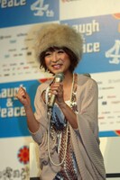 「“ちゅらイイ” GIRLS UP! ステージ」をPRする鈴木奈々。