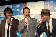 「ビーチステージイベント」に登場する（左から）スリムクラブと前川真悟（かりゆし58）。