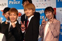 ジャルジャルと桜 稲垣早希（前列左から）。