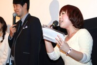 舞台挨拶で司会を務めた出雲阿国（右）。