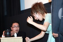 「温水を救え！ゲーム」に集中する桜 稲垣早希と近藤真広監督（左）。