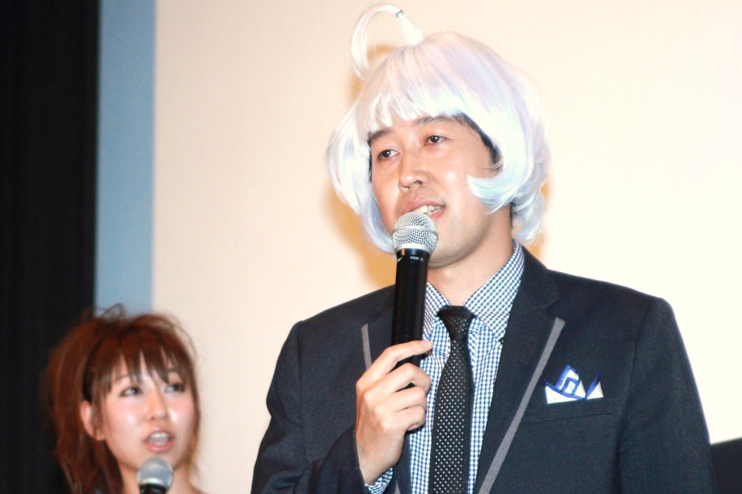 ときおり日本語を挟みながら流暢な“宇宙語”で作品のPRをする小籔千豊。