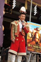 ハンプティ・ダンプティ役の勝俣州和。