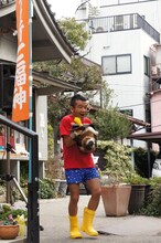 “応援猫”プスプスくんを抱えて登場した猫ひろし。