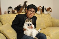 DVD「僕がネコに嫌われる理由」に出演しているドランクドラゴン鈴木と猫。(c)BS日テレ